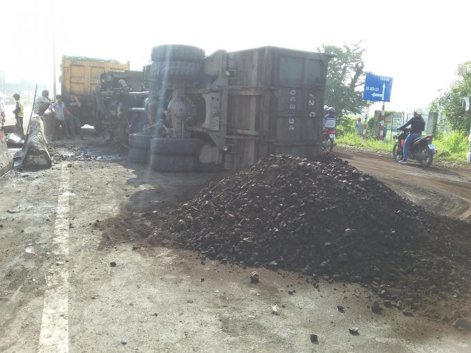 Chiếc xe ben lật nhào sau cú tông cực mạnh vào giải phân cách.