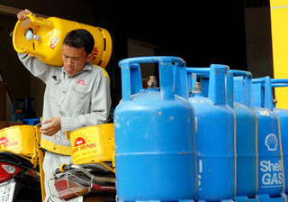 Mỗi bình gas 12kg tăng lên 28.000 đồng từ ngày hôm nay (ảnh internet).