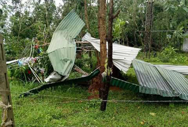 Cơn lốc cuốn mái tôn của một nhà dân bay ra xa.