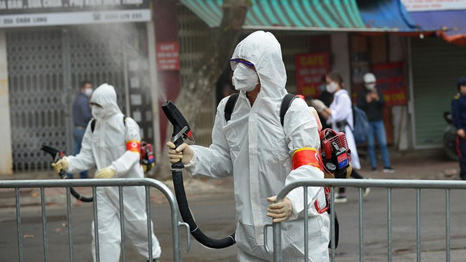 Lực lượng chức năng tiến hành phun khử khuẩn.