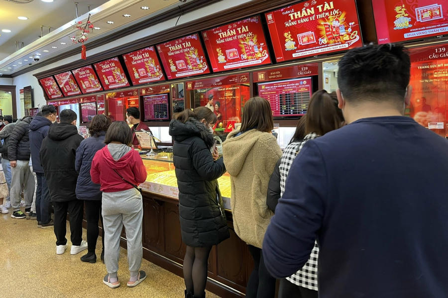 Khách nối đuôi nhau đi mua vàng ở Hà Nội (Ảnh: H.D).