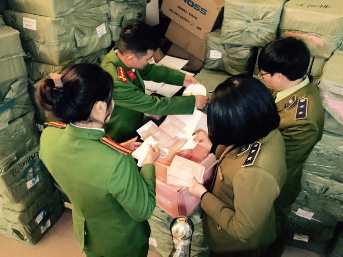 Công an vừa phát hiện và thu giữ gần 5 tấn mặt nạ mỹ phẩm dưỡng da do nước ngoài sản xuất không có hóa đơn chứng từ được vận chuyển trên 2 xe ô tô tải.