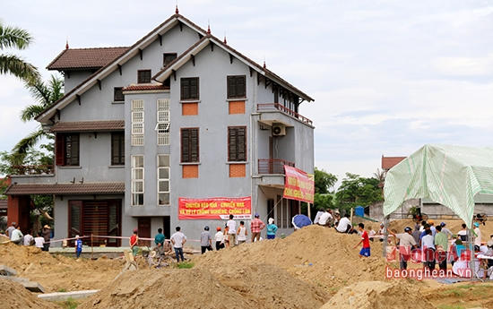 Ngôi nhà 3 tầng có chiều cao 11m5 diện tích 171m2 được di dời sang vị trí mới cách vị trí cũ 40m
