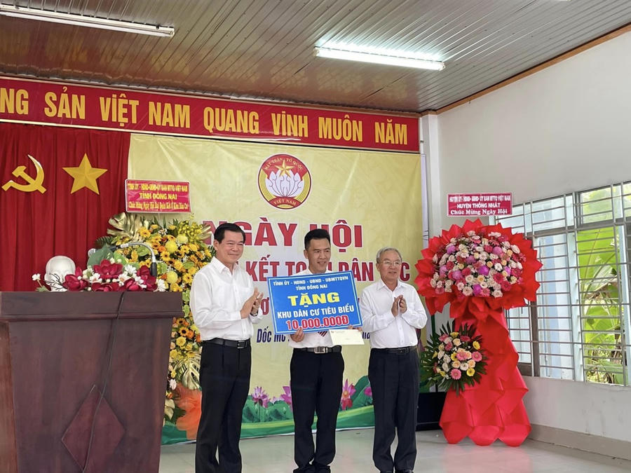 Bí thư Tỉnh ủy Nguyễn Hồng Lĩnh và Chủ tịch Ủy ban MTTQ Việt Nam tỉnh Cao Văn Quang tặng quà của Tỉnh ủy - HĐND - UBND - Ủy ban MTTQ Việt Nam tỉnh cho tập thể ấp Dốc Mơ 2