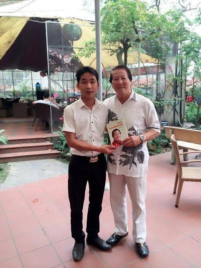 Võ sư Lê Ngọc Minh và người hâm mộ.