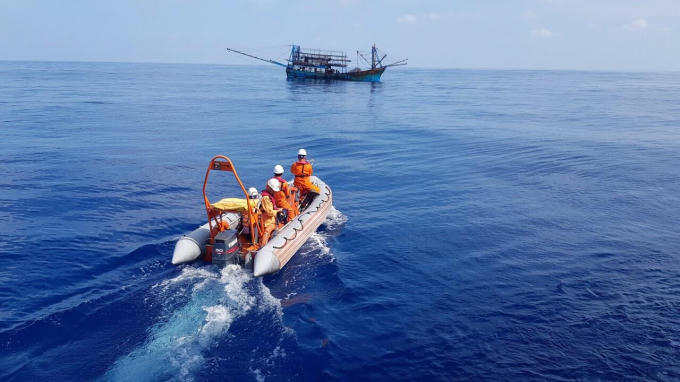 Thuyền viên tàu cứu hộ SAR 412 tiếp cận tàu có thuyền viên gặp nạn. Ảnh: Danang MRCC.