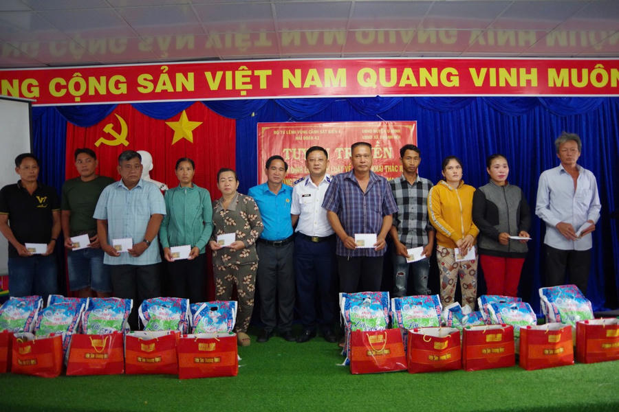 Cán bộ Hải đoàn 42 tặng quà cho người dân có hoàn cảnh khó khăn