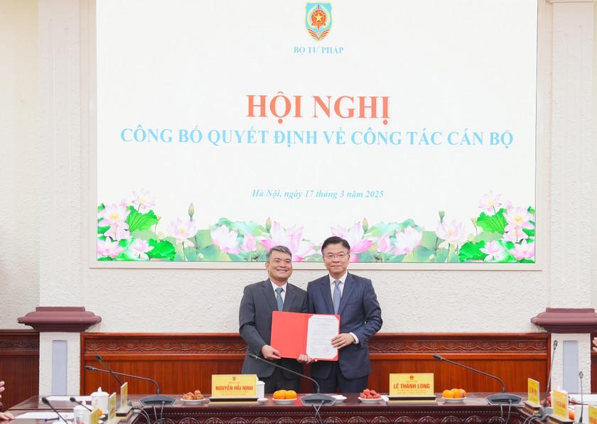 Phó Thủ tướng Lê Thành Long trao quyết định bổ nhiệm cho tân Thứ trưởng Nguyễn Thanh Tú.