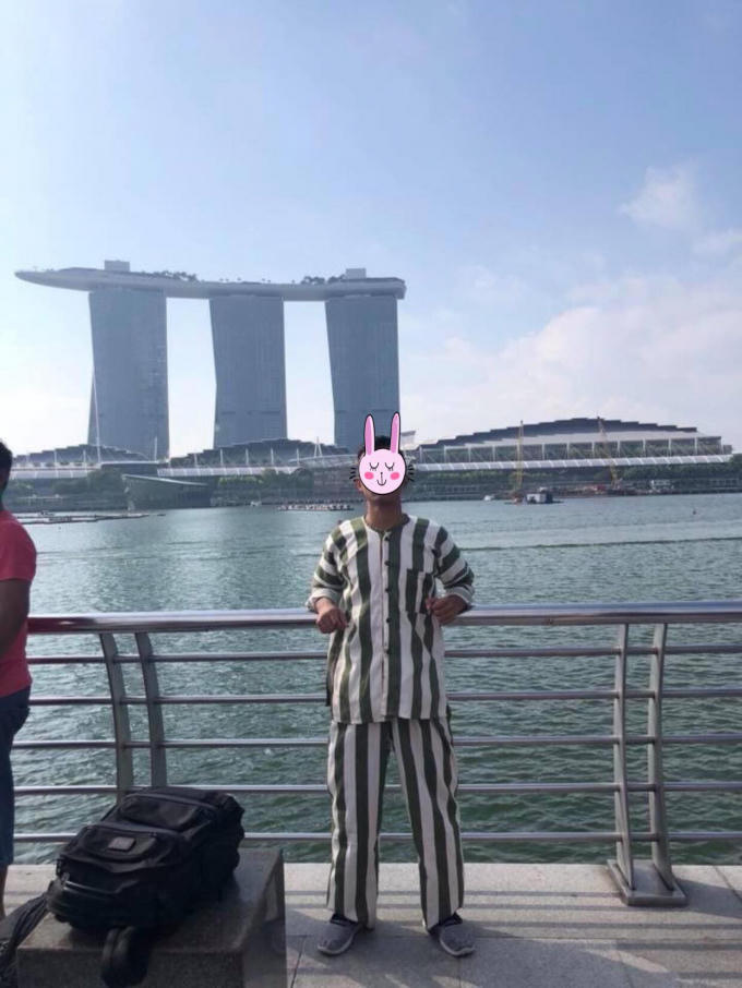 Thanh ni&ecirc;n mặc đồ giống quần &aacute;o phạm nh&acirc;n check-in ở Singapore khiến d&acirc;n t&igrave;nh x&ocirc;n xao
