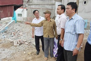 Thứ trưởng Trần Tiến Dũng và Đoàn công tác Bộ Tư pháp lắng nghe, chia sẻ với nỗi đau, mất mát của bà con huyện Mường La