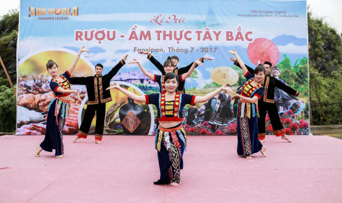 Thịt lợn cắp nách nướng lá mắc mật, chảo thắng cố lớn dậy mùi thơm phức với 12 loại gia vị đa dạng, cải mèo cuốn bò xiên nướng thơm nức mũi, thịt trâu gác bếp thơm mùi mắc khén,… hàng trăm món ăn đặc trưng do chính bàn tay bà con các dân tộc Tây Bắc chế biến sẽ được giới thiệu với du khách tại các quầy hàng dọc khu trung tâm.