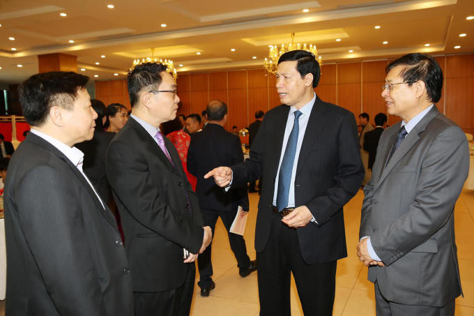 Ông Chủ tịch UBND tỉnh Quảng Ninh Nguyễn Đức Long trò chuyện với các doanh nghiệp bên lề hội nghị. (Ảnh Đỗ Phương).