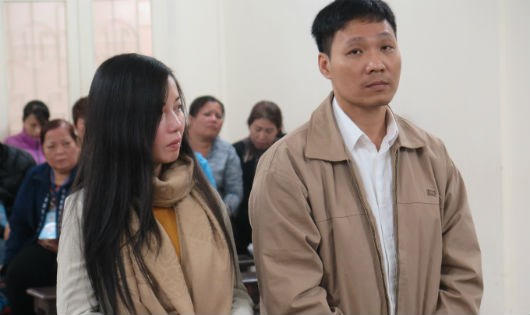 Hai bị cáo tại tòa.