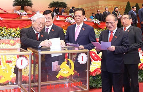 Lãnh đạo Đảng, Nhà nước và đại biểu bỏ phiếu bầu BCH Trung ương Đảng khóa XII. Ảnh: TTXVN