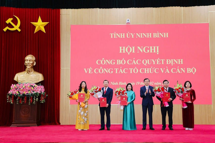 Bí thư Tỉnh uỷ Đoàn Minh Huấn trao Quyết định điều động, bổ nhiệm các đồng chí giữ chức vụ Trưởng ban và Phó Trưởng Ban Tuyên giáo và Dân vận Tỉnh ủy.