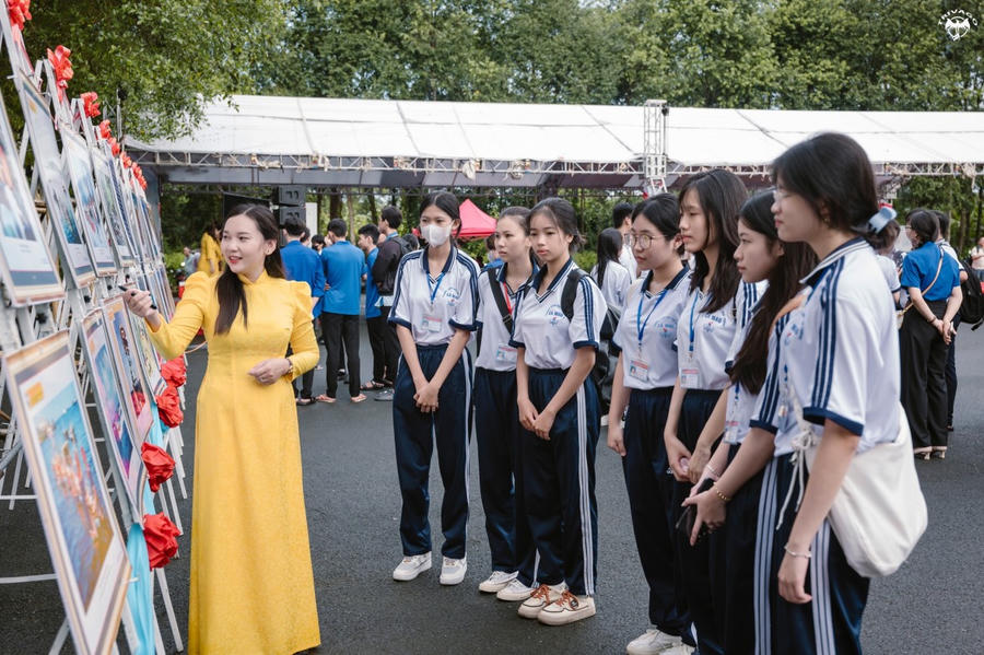 Các em học sinh nghe thuyết minh về hình ảnh tư liệu bản đồ quý về chủ quyền Hoàng Sa, Trường Sa của Việt Nam.