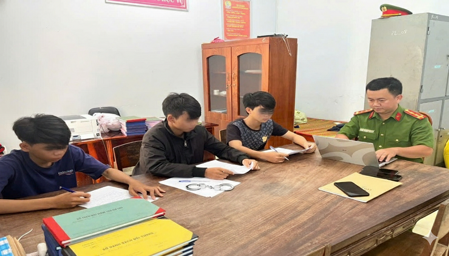Cảnh sát khu vực lấy lời khai 03 học sinh có hành vi "xin đểu" tại Trường THCS Phú Long. (Ảnh: Công an tỉnh Lâm Đồng)