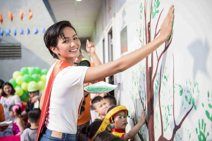 Hoa hậu H'hen Niê trao trường mầm non tại tỉnh Lạng Sơn