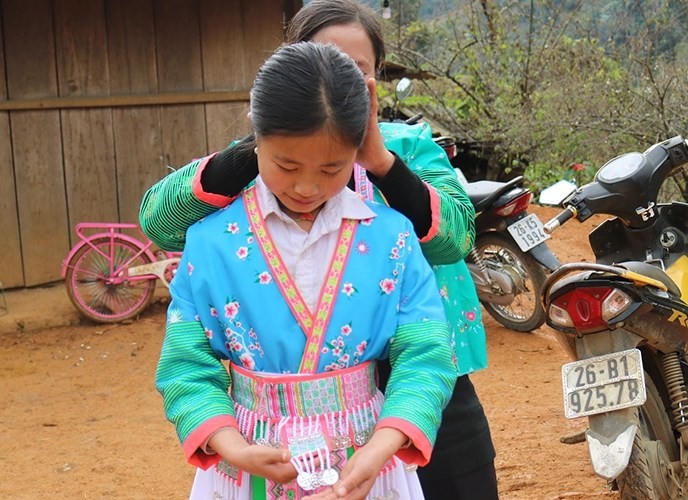 Trẻ em bản Mông chuẩn bị trang phục đi chơi Tết.