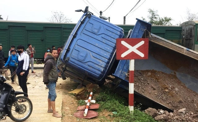 Hiện trường xe tải chở đất bị tàu húc văng ra ngoài