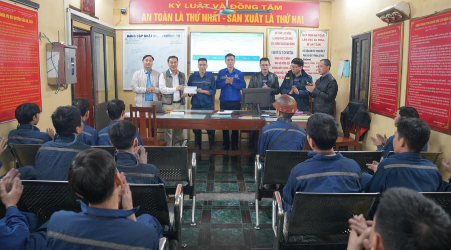 Lãnh đạo Công ty Than Quang Hanh trao thưởng cho các cá nhân tập thể hoàn thành vượt kế hoạch đã đề ra.
