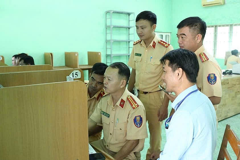 Phòng Cảnh sát giao thông, Công an tỉnh Bình Dương phối hợp Sở Giao thông vận tải tổ chức tập huấn cấp thẻ sát hạch viên lái xe cho cán bộ, chiến sĩ cảnh sát giao thông Công an tỉnh. Ảnh CACC
