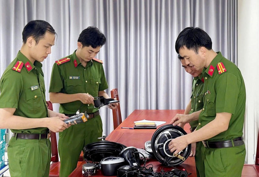 Phòng Cảnh sát kinh tế Công an tỉnh Thanh Hóa triệt phá 2 đường dây buôn lậu bình ắc quy và phụ tùng xe điện quy mô lớn.