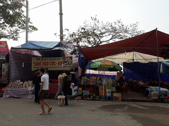 Hàng quán mọc lên ở các tuyến phố nơi dẫn vào núi Lim.