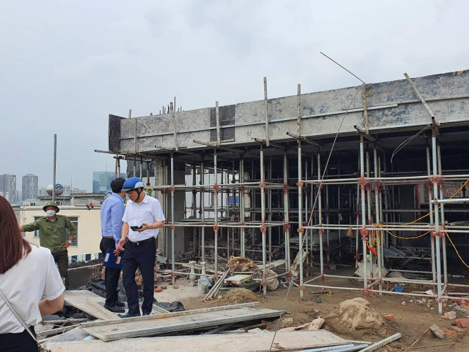 Phó Chủ tịch quận Cầu Giấy Trần Việt Hà trực tiếp chỉ đạo xử lý công trình vi phạm.