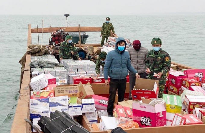 Lực lượng chức năng tiến hành kiểm tra và bắt giữ chủ bè và phương tiện chuyên chở hàng lậu.