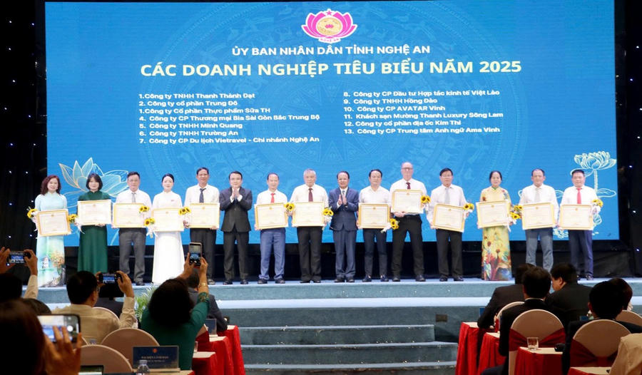 Trao Bằng khen của UBND tỉnh cho các doanh nghiệp tiêu biểu.