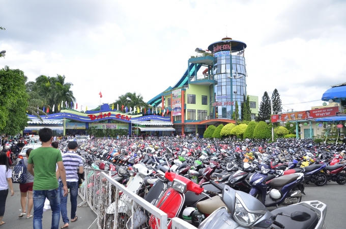 Nhiều bãi giữ xe cũng trong tình trạng quá tải. Ảnh: Dân trí.