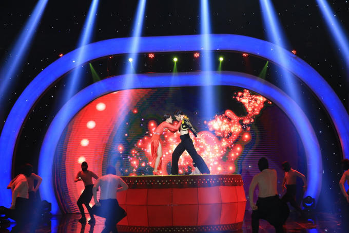 Minh Hiền hăng say với tiết mục nhảy của mình.