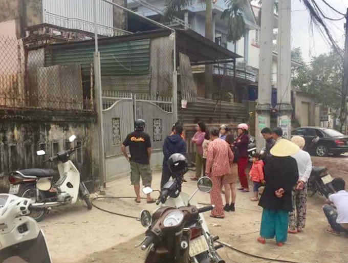 Nhiều người dân hốt hoảng phát hiện một nam thanh niên tử vong. (Ảnh: PVH)