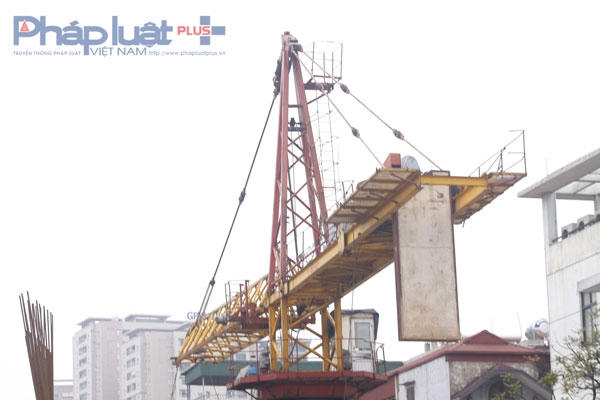 Chiếc cẩu tháp bị gẫy gục hôm 2/3 đã được chủ đầu tư khắc phục.
