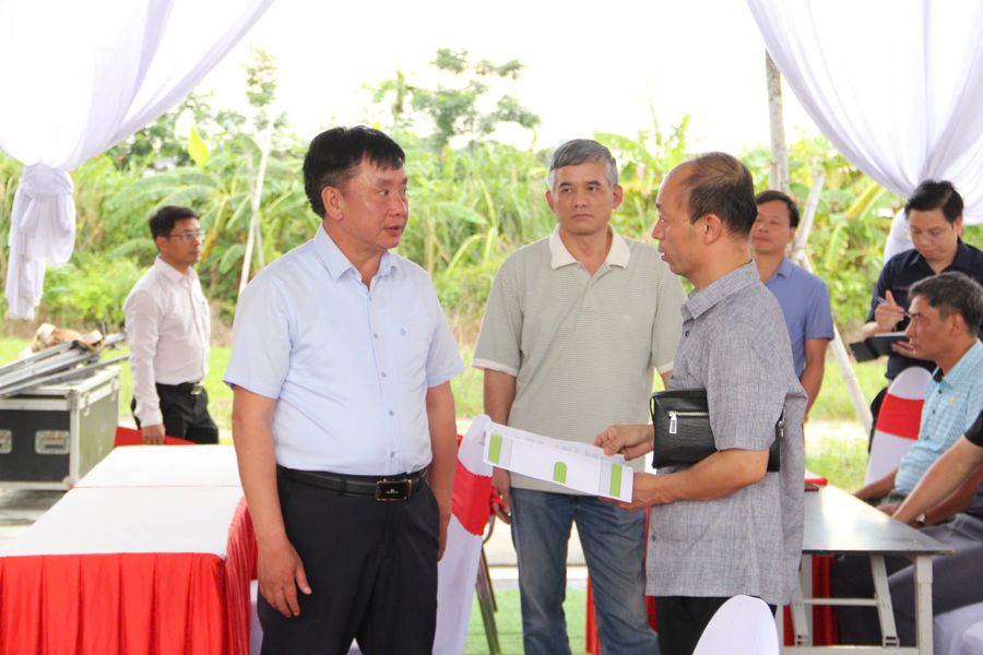 Phó Chủ tịch UBND thành phố nghe lãnh đạo Ban Quản lý Dự án đầu tư xây dựng Tây Hải Phòng báo cáo tiến độ công tác chuẩn bị sự kiện. Ảnh: haiphong.gov.vn