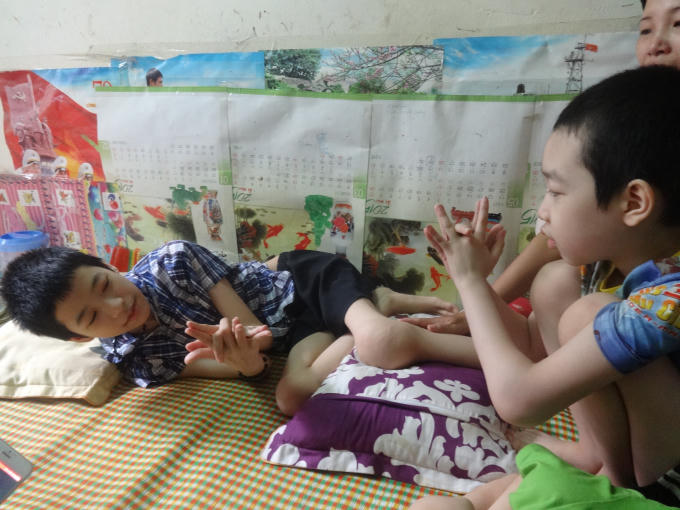 Dù đau đớn trong người nhưng Huy vẫn chịu đựng, có những khi cơn đau tạm thời qua đi, cậu lại vui vẻ chơi đùa với em trai như thế này.