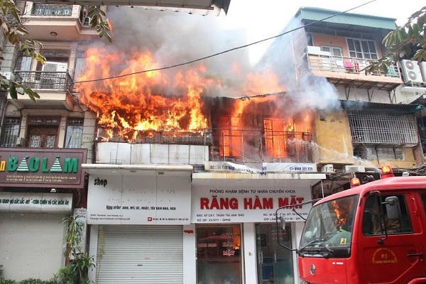 Ngọn lửa bốc cháy tại tầng 2 căn nhà số 40 Bát Đàn.