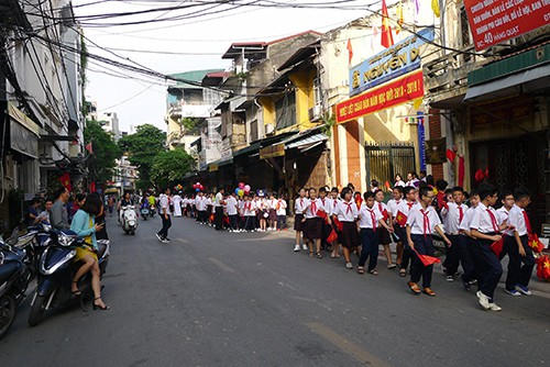 Không gian đường phố buổi sớm thoáng đãng, trong lành, học sinh vui vẻ theo hàng ngũ vào lớp, phụ huynh đứng gọn sát vỉa hè… Toàn bộ lòng đường, hè phố thành sân trường mở rộng trong khoảng thời gian đầu giờ sáng để học sinh xếp hàng vào lớp