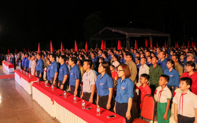 Trong không khí trang nghiêm, hơn 2.000 đại biểu, đoàn viên, thanh niên và người dân tham dự buổi lễ tri ân các Anh hùng liệt sỹ. Ảnh: N.Gia
