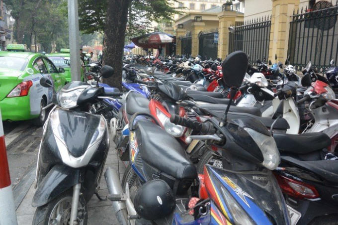 Một điểm gửi xe máy khu vực quận Hoàn Kiếm luôn ken kín lượng xe.