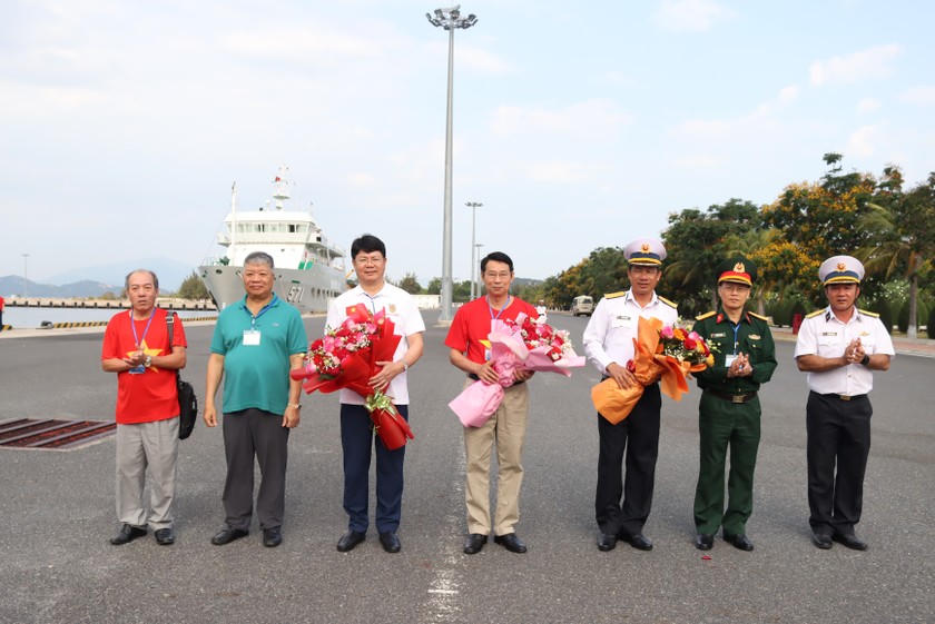 Các lãnh đạo, đại diện đoàn công tác nhận hoa chúc mừng trước khi tàu khởi hành