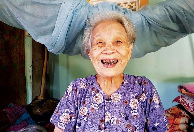 Nụ cười tươi của cụ bà Lê Thị Ðường 90 tuổi.  Thấy ông bà sống lâu với con cháu ai cũng vui mừng. Sợ bệnh người già, con cháu phải thuyết phục mãi hai ông bà mới chịu nghỉ làm nhưng vẫn chăm vườn cây trái trong vườn đặng cho con cháu có quà, dư thì bán. Hai cụ lúc nào cũng khuyên con, nhắc cháu phải biết chăm chỉ làm lụng, chăm làm mới nên người”- cụ Bốn nói.