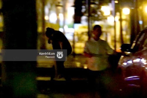 Cả hai mua vé vào xem phim suất trễ.