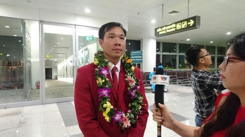 Hoàng Xuân Vinh trả lời phỏng vấn giới truyền thông.