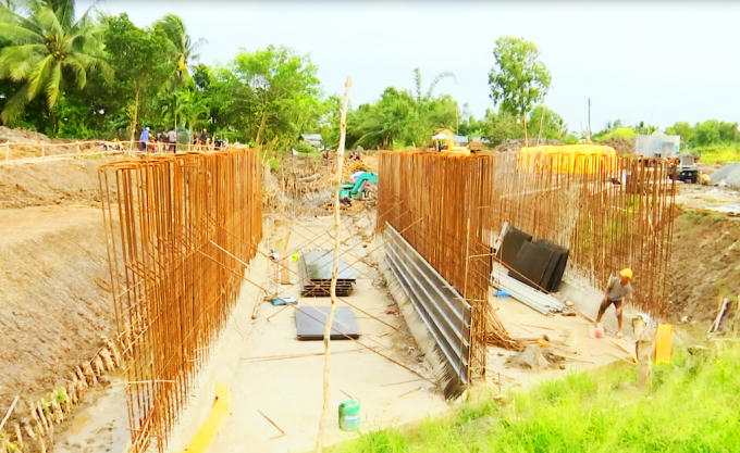 Phần khung cống đang được thi công