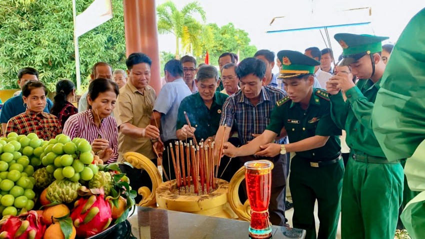 Cán bộ đồn Biên phòng Trung Bình cùng chính quyền địa phương xã Trần Đề thắp hương tri ân tại bia tưởng niệm các anh hùng Liệt sĩ xã Trần Đề