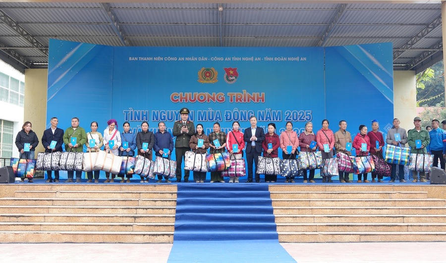 Trao quà tặng hộ dân có hoàn cảnh khó khăn.