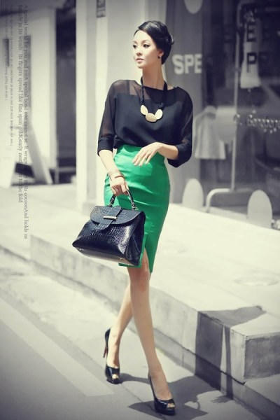 Một chiếc chân váy màu xanh kết hợp với chiếc áo và phụ kiện gam màu đen, trông bạn thật nổi bật và tinh tế trong dịp lễ tết này. Ảnh: internet.