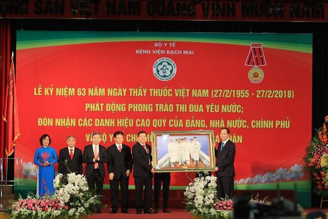 Chủ tịch nước Trần Đại Quang tặng quà lưu niệm, chúc mừng các cán bộ y tế nhân ngày Thầy thuốc Việt Nam.